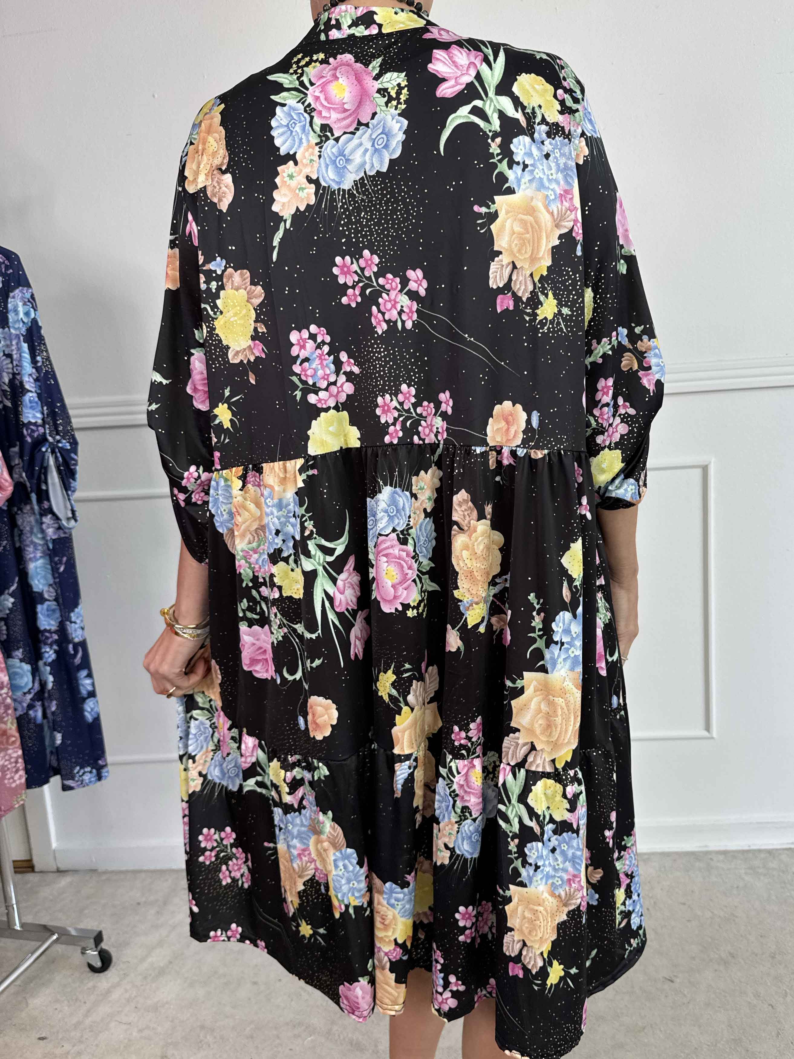 Milano Bouquet Midi - Elastisk kjole med smukt blomsterprint og diskret guldglimmer